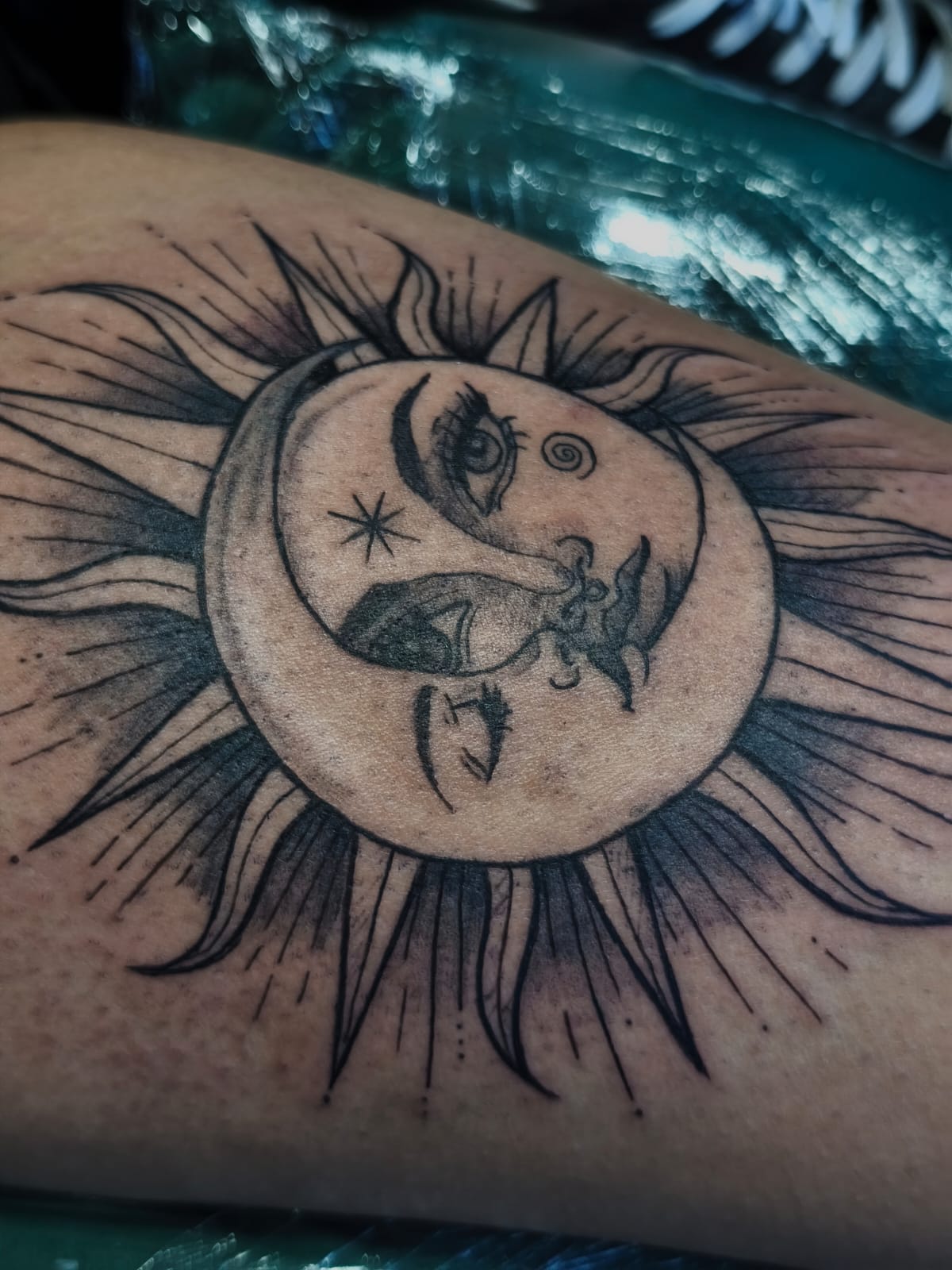 Tatuagem de sol e lua em blackwork